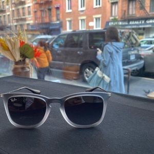 Model Ray-Ban RB4187